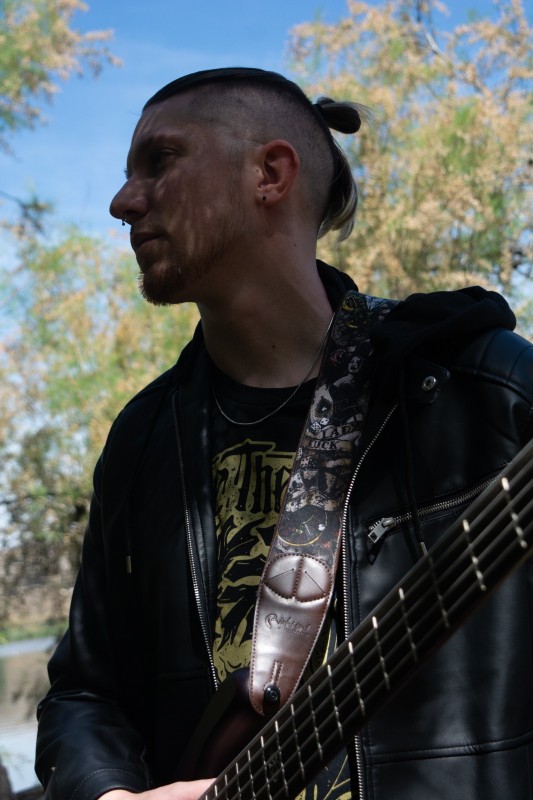 Pablo Rodriguez tocando el bajo